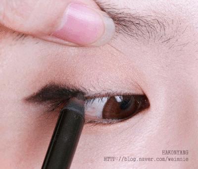 一眨眼眼睛花了,很日常的细眼线怎么画