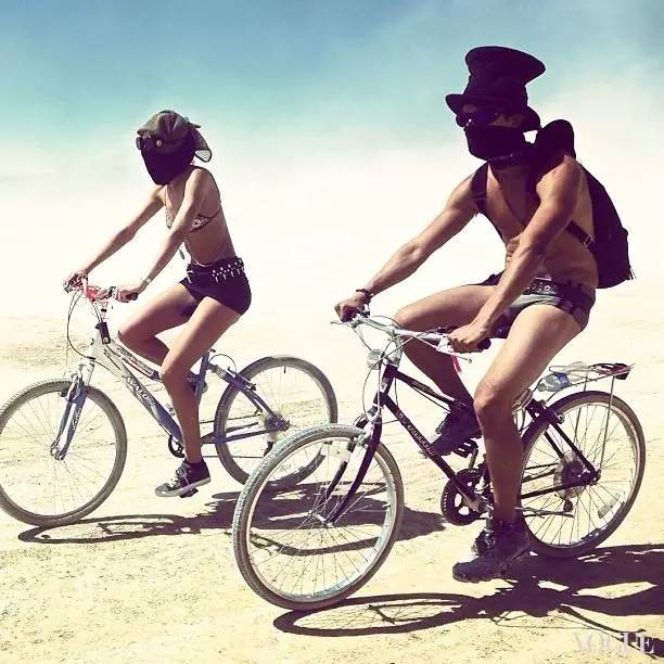 上帝の光｜穿衣服对她是种浪费，生的孩子叫腰精的后裔