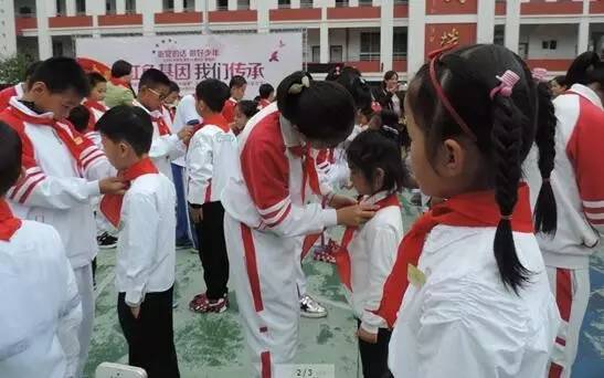庆祝建队日致敬红领巾,迎接建队日致敬红领巾