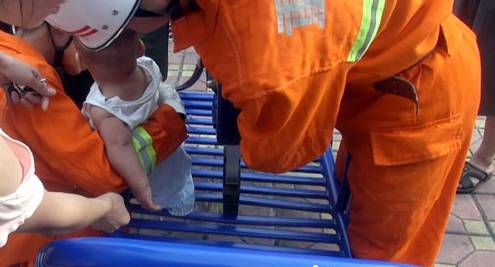 成长不易，小孩卡手需警惕！娄底新化某幼儿园小床竟“咬住”女孩手指！