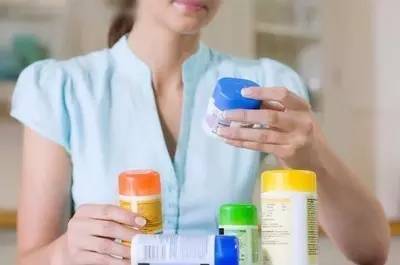 骨质疏松吃钙片的正确时间,吃多了钙片会导致骨质疏松吗