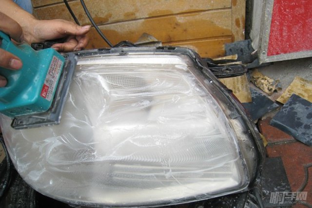 杀虫剂修复大灯是真的吗,用杀虫剂修复车灯的方法