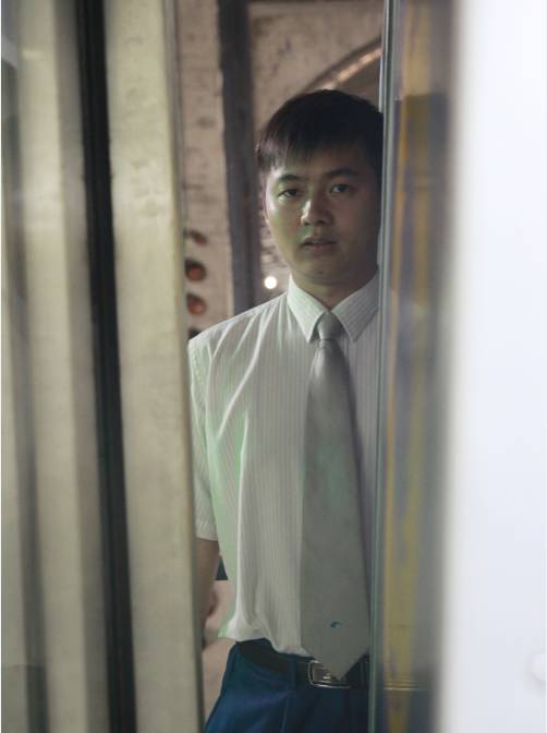 列车开门时请勿触碰车门谨防被夹,被夹在安全门和车门之间