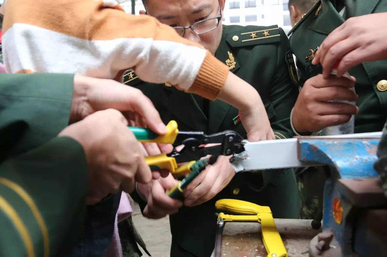 成长不易，小孩卡手需警惕！娄底新化某幼儿园小床竟“咬住”女孩手指！