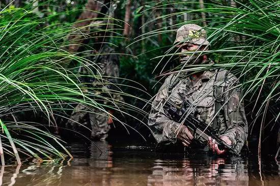 壹闻：地标里藏裸模彩绘艺术家创人体新玩法