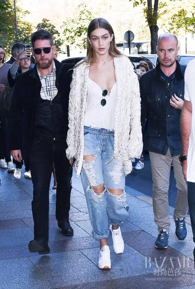 衣服都破了真的很烦恼,衣服都破了还继续穿怎么办