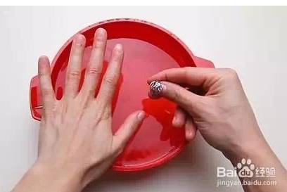 成长不易，小孩卡手需警惕！娄底新化某幼儿园小床竟“咬住”女孩手指！