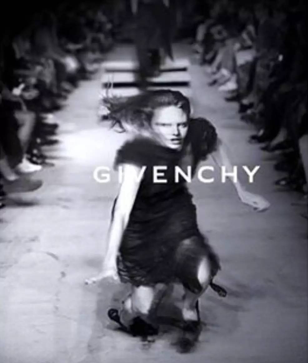 上帝の光｜穿衣服对她是种浪费，生的孩子叫腰精的后裔