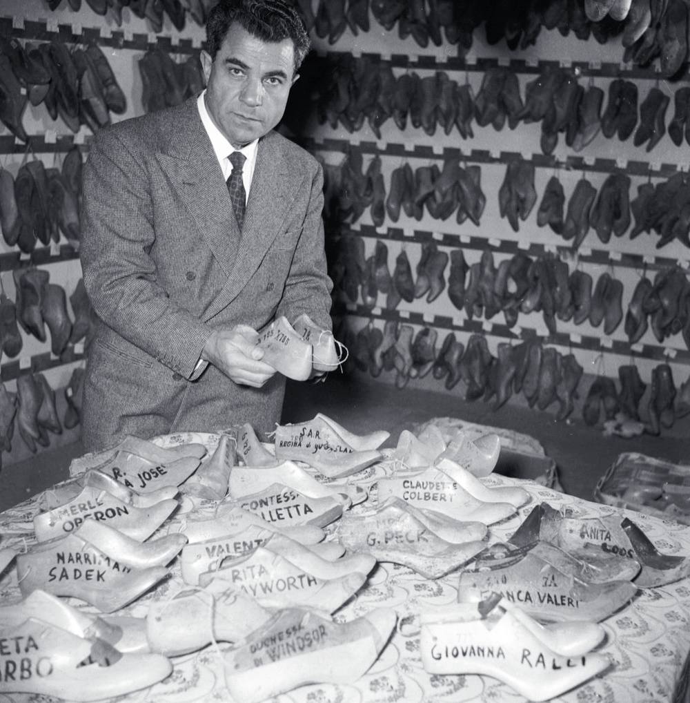 励志大戏｜有个穷人家的孩子，辍学做鞋匠创建了时尚王国