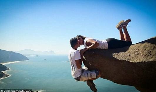 照片上有鬼影怎么回事,照片上的鬼影是什么