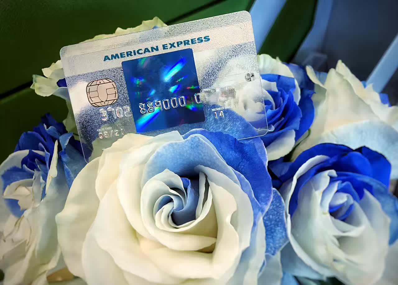 买买买的姿势要美！快看看这张颜值逆天的透明AEBlue卡