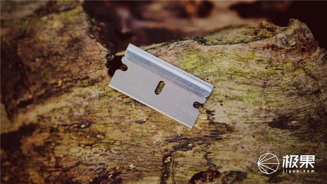 这盒子还没手掌大，里面的工具却比工具箱还全，野外保命全靠它