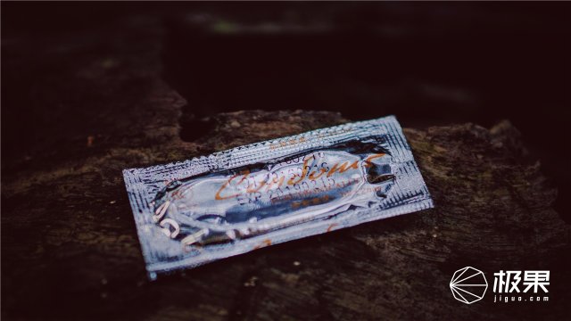 这盒子还没手掌大，里面的工具却比工具箱还全，野外保命全靠它