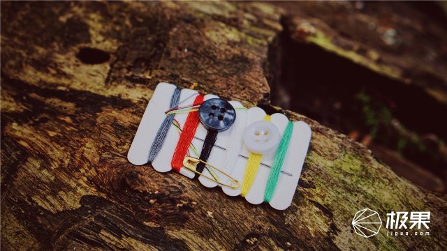 这盒子还没手掌大，里面的工具却比工具箱还全，野外保命全靠它
