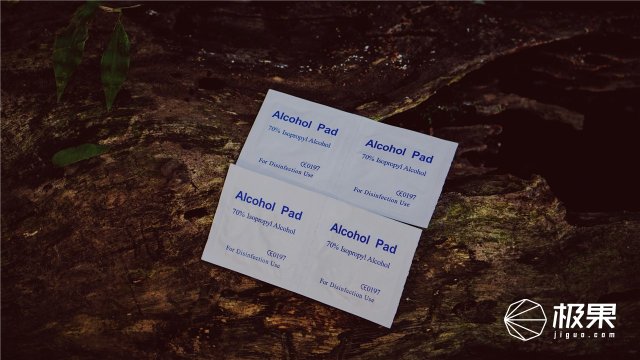 这盒子还没手掌大，里面的工具却比工具箱还全，野外保命全靠它