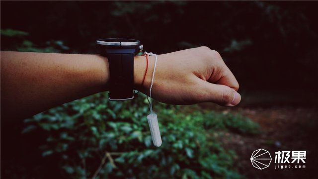 这盒子还没手掌大，里面的工具却比工具箱还全，野外保命全靠它