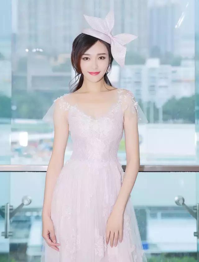 唐嫣粉色裙打扮甜度满分,唐嫣粉红色西装造型