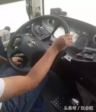 奇葩搞笑：国产抗日神剧太雷人！竟有战士打鬼子时在玩手机...