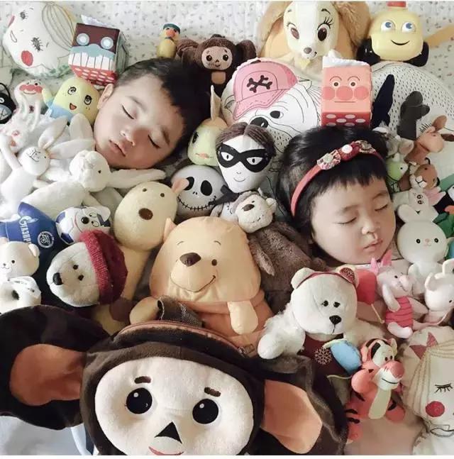 这个日本女人竟然对自己熟睡的孩子做出了这些......