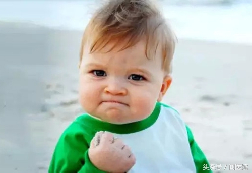 跟着练：握紧拳头，再松开，出现握拳无力、手抖晃动真要关注了