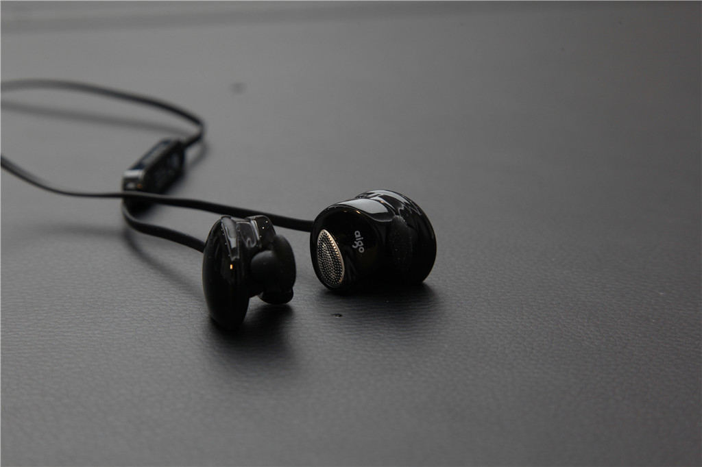 有线耳机唯一的好处是不怕没电,磁吸式耳机更换电池