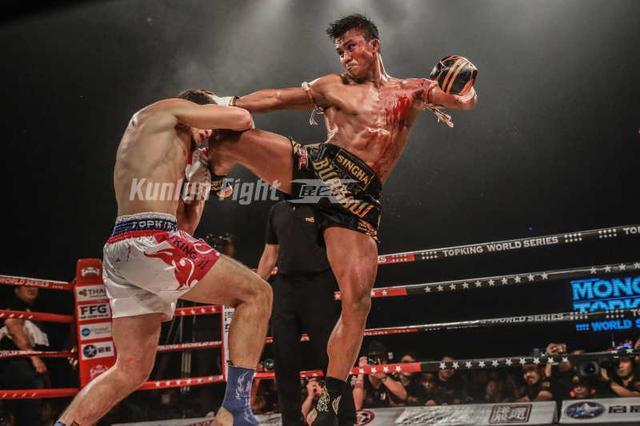 播求被一拳击倒,播求惨遭铁肘爆头