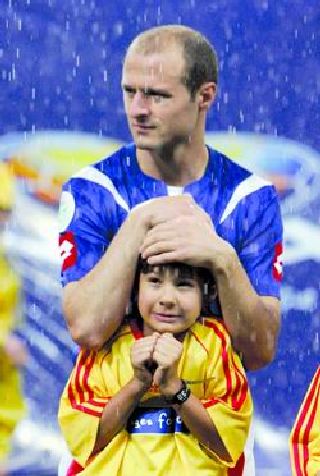 球迷与球星感人瞬间集锦,足球球星感人瞬间