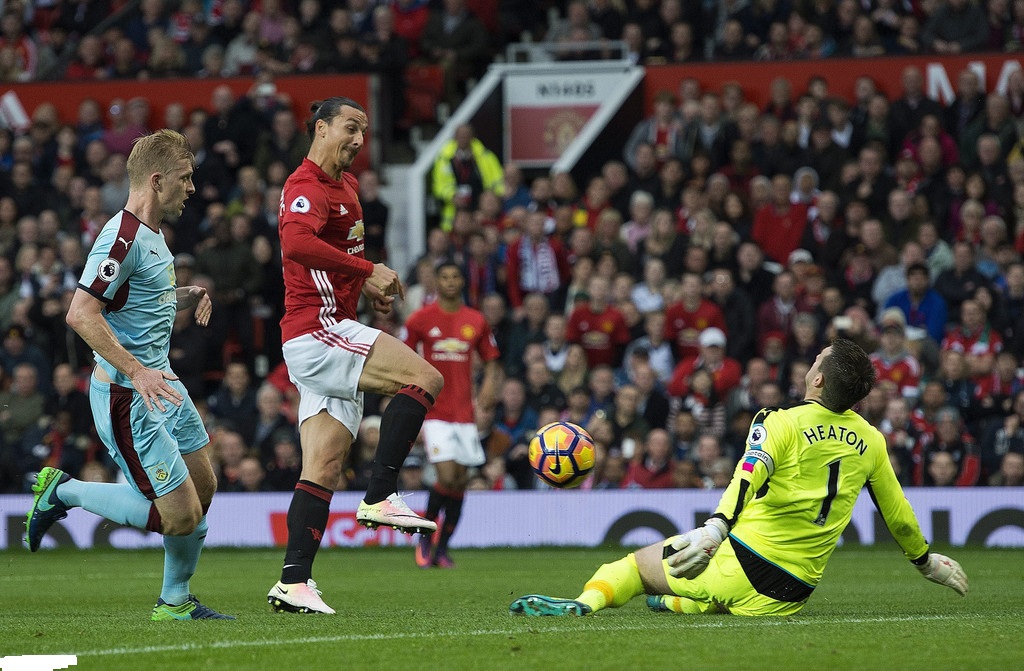 曼联近40脚射门徒奈何，穆帅被罚上看台