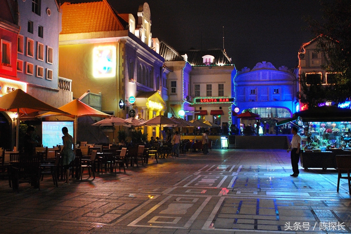 深圳灯红酒绿的酒吧街，年轻的美女搂着外国男友在这里消费青春！