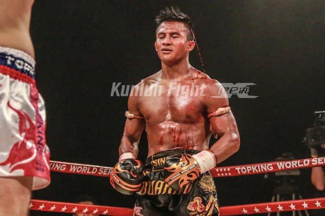 播求被一拳击倒,播求惨遭铁肘爆头