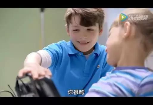 这张能刷卡的海报，给了孩子改变世界的权力