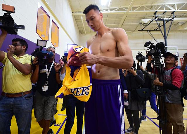 易建联在nba时的精彩表现,易建联nba生涯巅峰时刻比赛过程