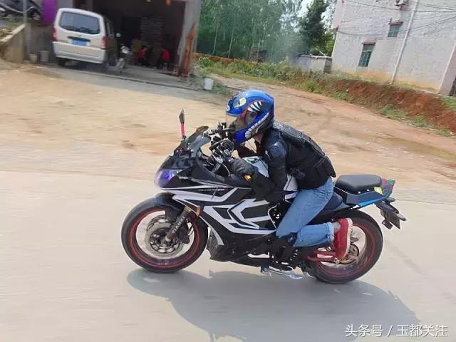 茂名信宜昨天举办了一场浪漫潮流的摩托机车婚礼