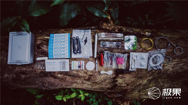 这盒子还没手掌大，里面的工具却比工具箱还全，野外保命全靠它