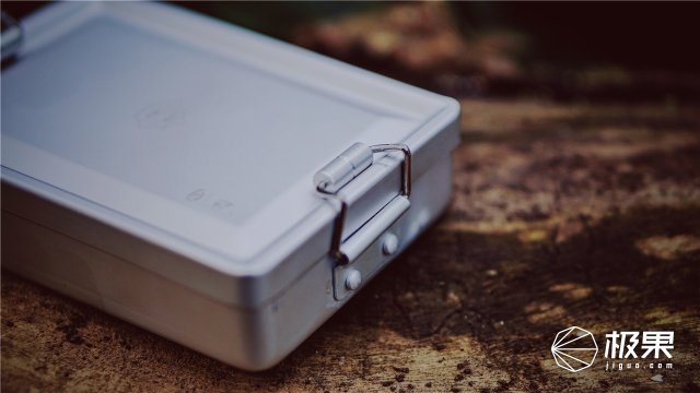 这盒子还没手掌大，里面的工具却比工具箱还全，野外保命全靠它