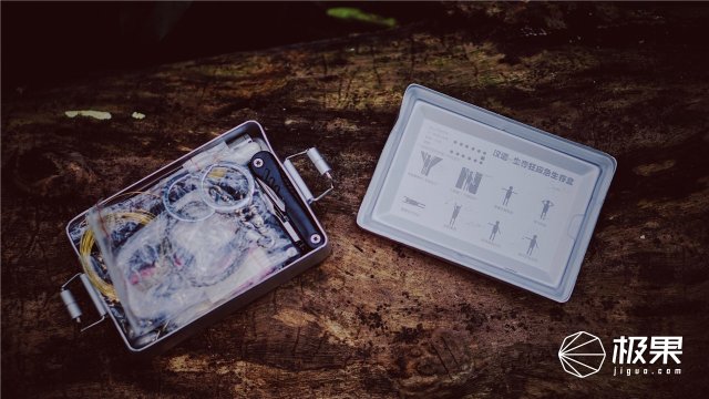 这盒子还没手掌大，里面的工具却比工具箱还全，野外保命全靠它