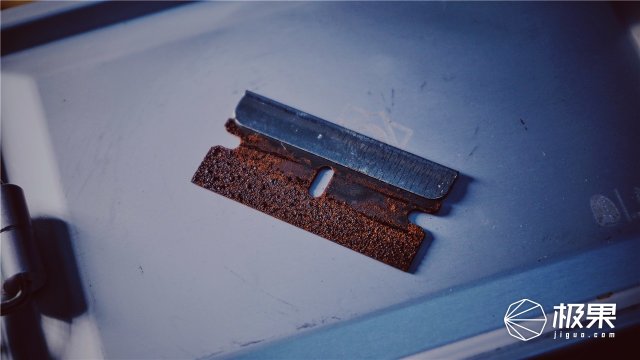 这盒子还没手掌大，里面的工具却比工具箱还全，野外保命全靠它