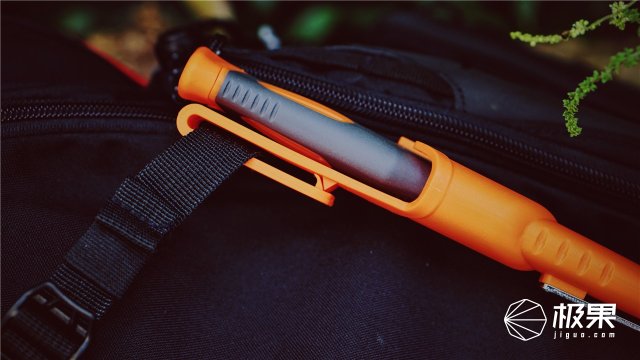 这盒子还没手掌大，里面的工具却比工具箱还全，野外保命全靠它