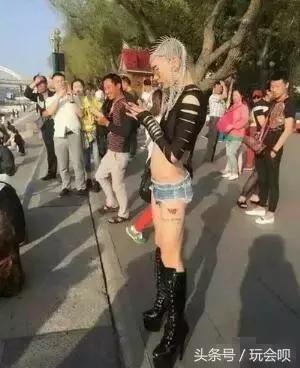 奇葩搞笑：国产抗日神剧太雷人！竟有战士打鬼子时在玩手机...