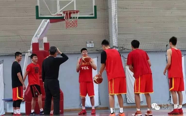 宫鲁鸣临危受命之路,宫鲁鸣将继续担任中国男篮主教练