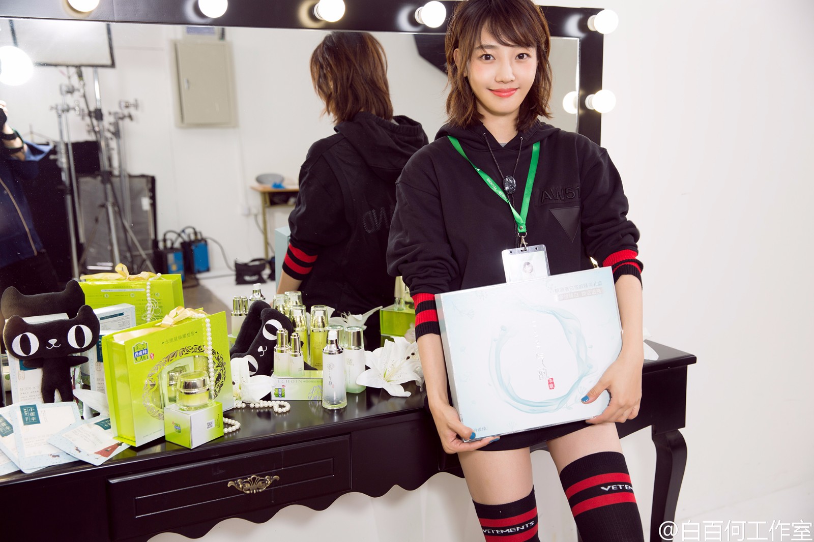 关晓彤总算不穿秋裤现身了,关晓彤穿黑色保暖衣