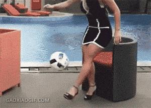 足球场上的尴尬失误瞬间,疯狂的足球2019世界足坛搞笑瞬间