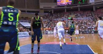 易建联换鞋事件后能穿耐克吗,易建联怒脱球鞋被裁判禁止出场