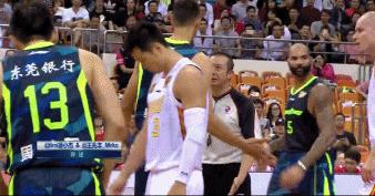 易建联换鞋事件后能穿耐克吗,易建联怒脱球鞋被裁判禁止出场