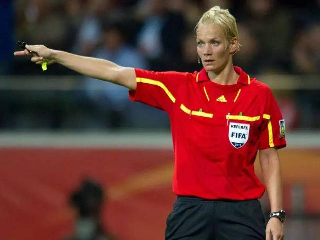 有点像屌丝女士，同意的赞起