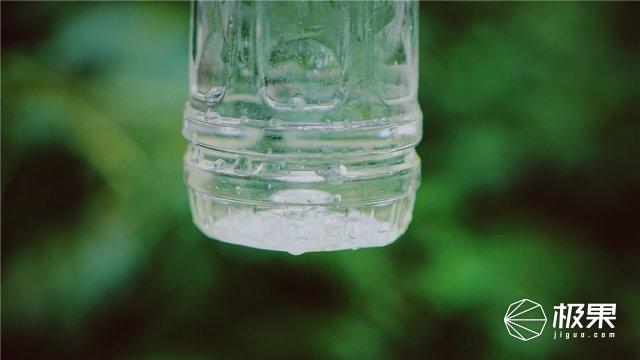 这盒子还没手掌大，里面的工具却比工具箱还全，野外保命全靠它