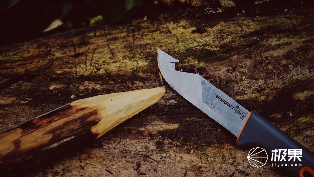 这盒子还没手掌大，里面的工具却比工具箱还全，野外保命全靠它