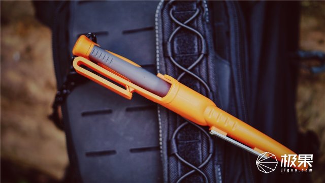 这盒子还没手掌大，里面的工具却比工具箱还全，野外保命全靠它