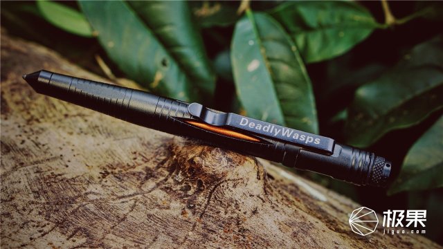 这盒子还没手掌大，里面的工具却比工具箱还全，野外保命全靠它