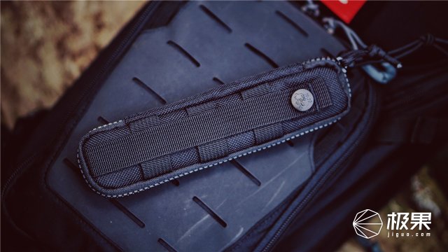 这盒子还没手掌大，里面的工具却比工具箱还全，野外保命全靠它